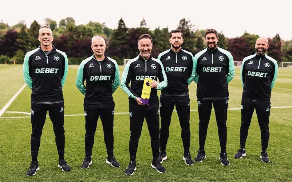Vitor Pereira posa ao lado da comissão com o prêmio de melhor técnico do mês de abril da Premier League