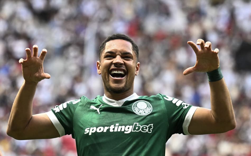 Vitor Roque comemora seu gol pelo Palmeiras sobre o Vasco