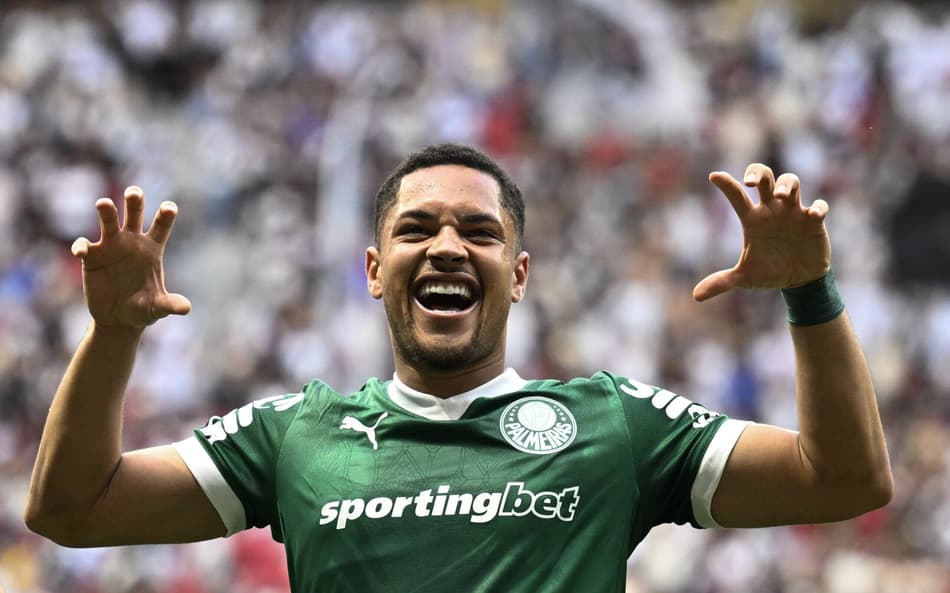 Vitor Roque comemora seu gol pelo Palmeiras sobre o Vasco