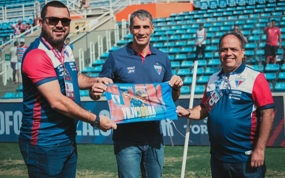 Vojvoda foi homenageado por completar 300 jogos pelo Fortaleza (Foto: Mateus Lotif/Fortaleza EC)