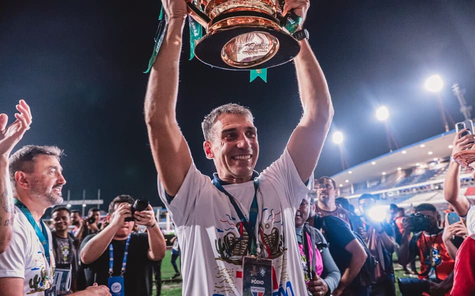 Vojvoda, do Fortaleza, com a taça da Copa do Nordeste de 2024 (Foto: Mateus Lotif/Fortaleza EC)