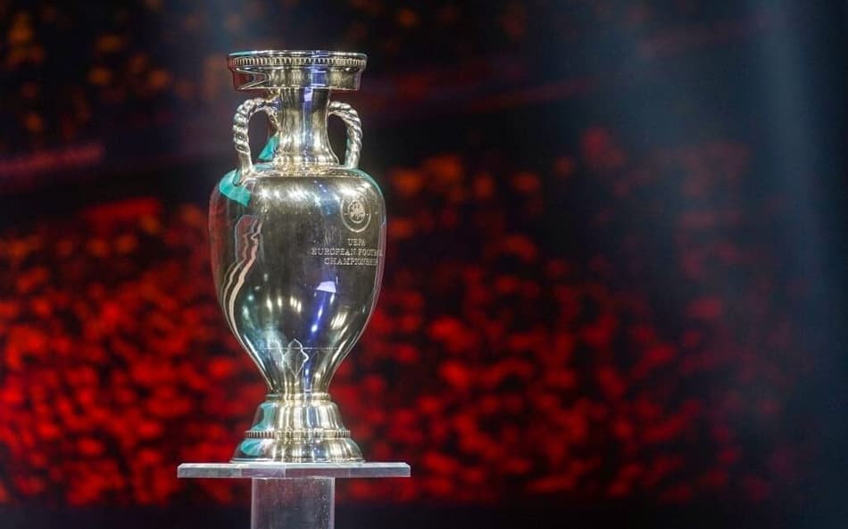 Troféu da Eurocopa (ANDREI PUNGOVSCHI / AFP)