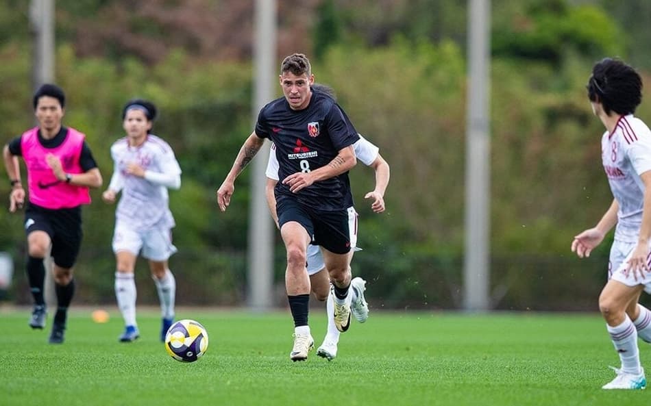 Matheus Sávio em partida pelo Urawa Reds