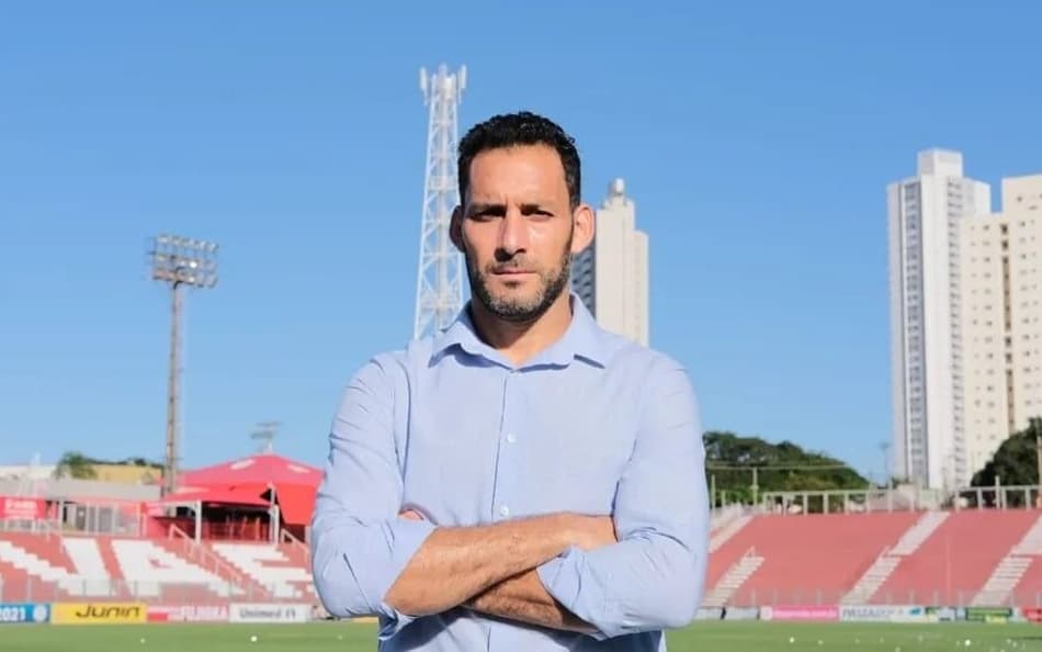 Profissional chegou ao clube nesta sexta-feira (Foto: Douglas Monteiro / Vila Nova)