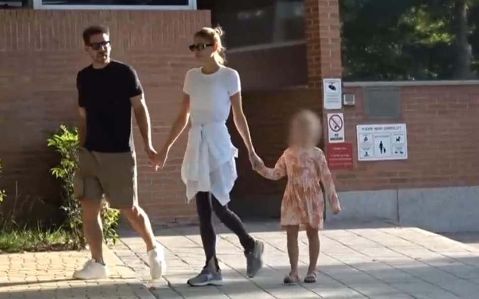 Diego e Carla Simeone com sua filha saindo da escola (Reprodução: Marca)