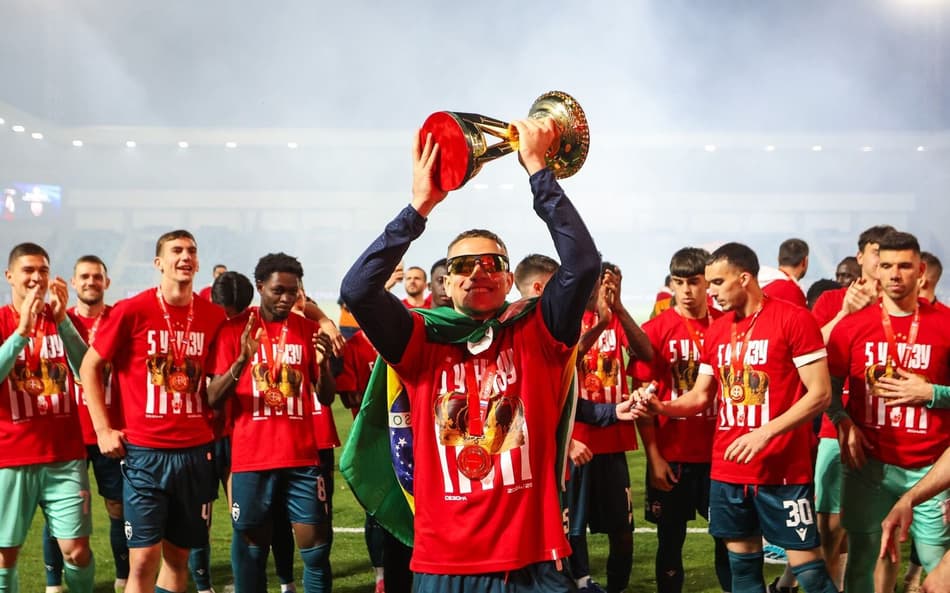 Bruno Duarte celebra título com os companheiros pelo Estrela Vermelha (Foto: Divulgação)