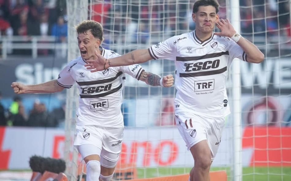 Platense em ação pelo Campeonato Argentino (Foto: Reprodução)