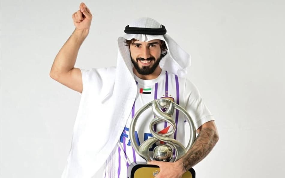 Erik com troféu de camp~ão do Al-Ain