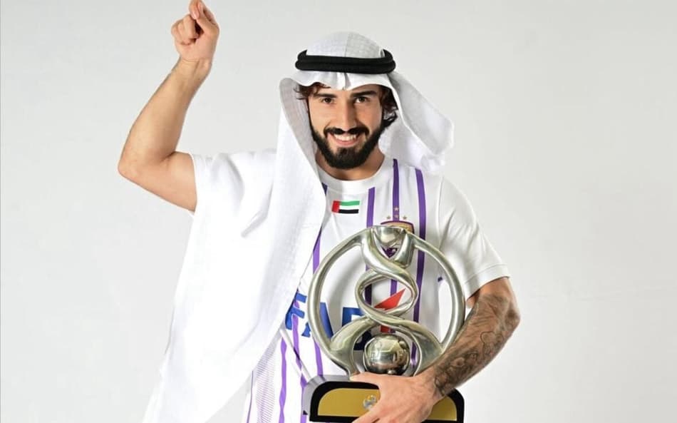 Erik com troféu de camp~ão do Al-Ain