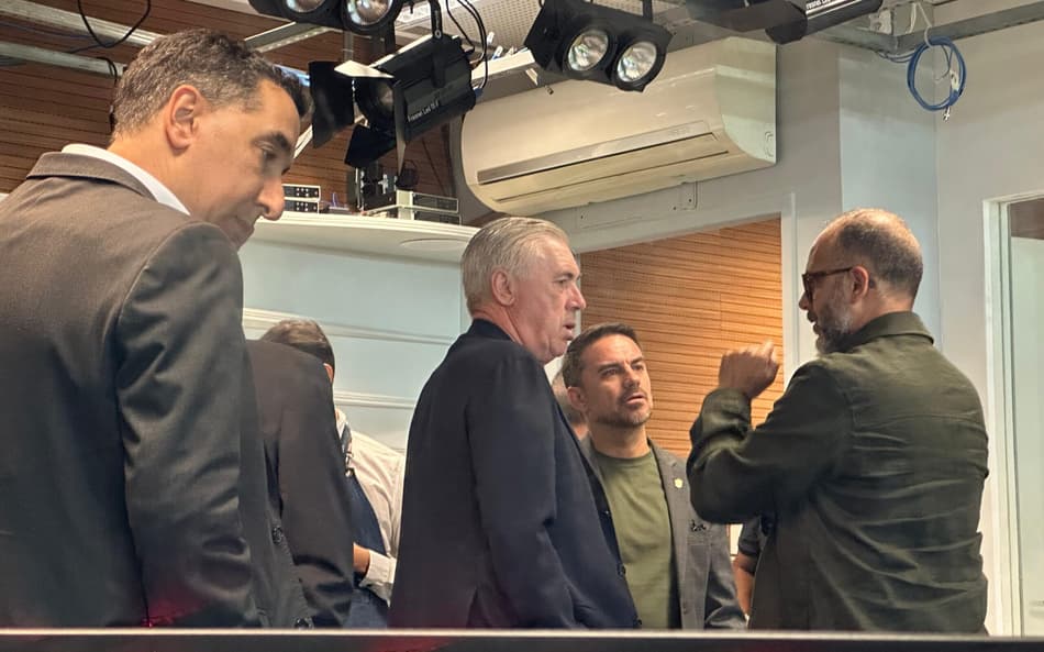 Carlo Ancelotti foi ao Maracanã para acompanhar jogo do Flamengo (Foto: Lucas Bayer/Lance!)