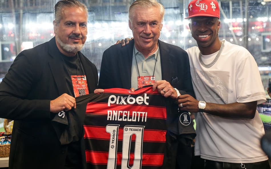 Vini Jr no Maracanã ao lado de Ancelotti e José Boto (Foto: Divulgação/Flamengo)