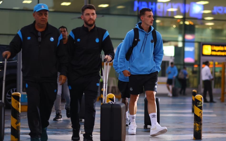Zortea no desembarque da delegação do Grêmio em Lima, no Peru. (Foto: Lucas Uebel/Grêmio FBPA)