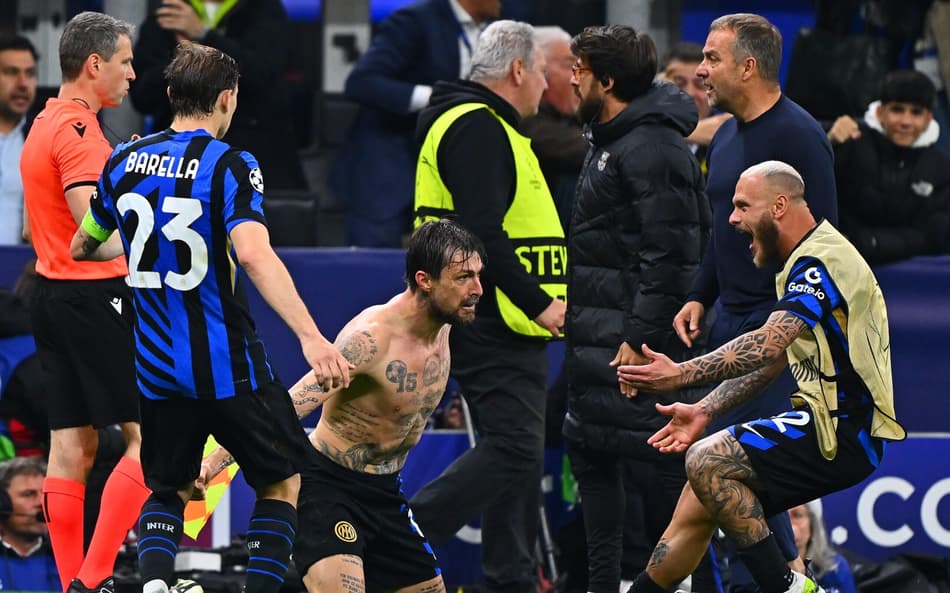 Acerbi comemorando gol da Inter contra o Barcelona