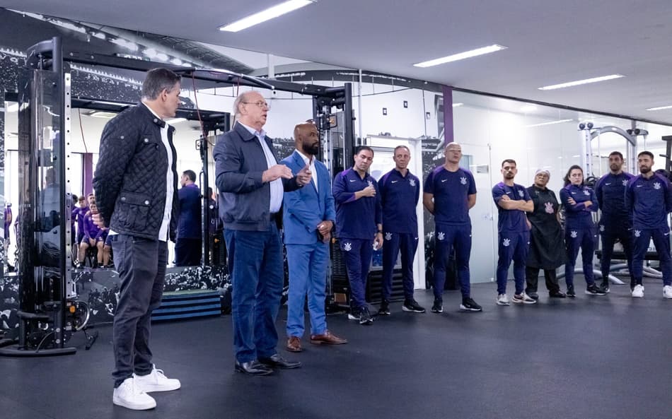 Presidente Osmar Stabile e o vice-presidente Armando Mendonça durante encontro com o elenco (Foto: Rodrigo Coca/Agência Corinthians)