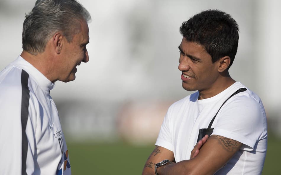 Paulinho conversa com Tite