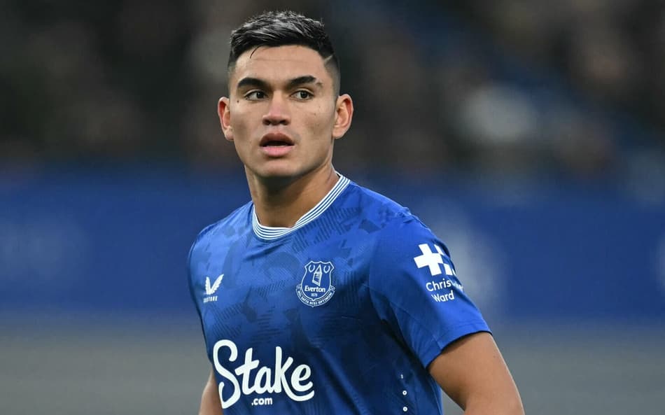 Alcaraz em ação pelo Everton (Foto: Paul Ellis / AFP)