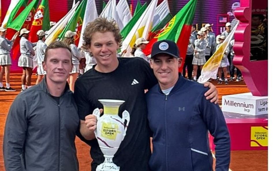 Alex Michelsen com o troféu em Estoril (Divulgação)