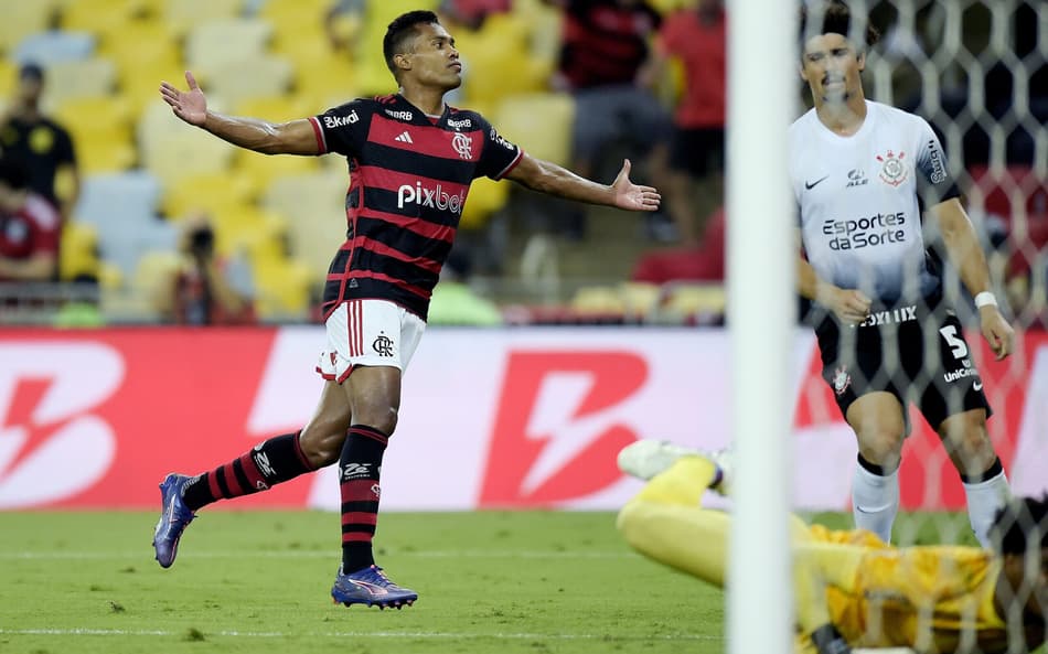 Alex Sandro, do Flamengo, comemora gol que encaminhou vaga na final da Copa do Brasil (Foto: Alexandre Loureiro/AGIF)