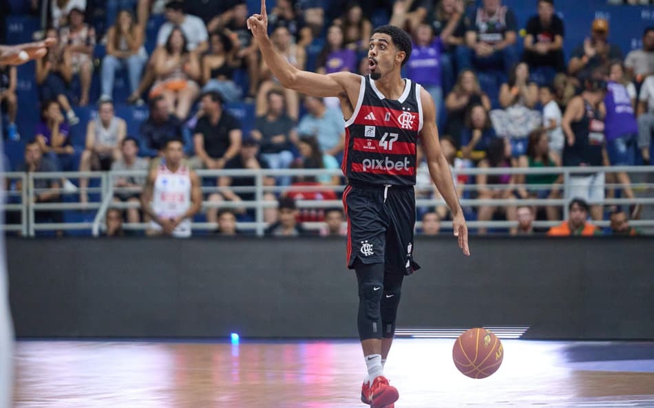 Alexey Borges, do Flamengo, em ação contra o Franca pelos playoffs do NBB (Foto: Marcos Limonti / SFB)