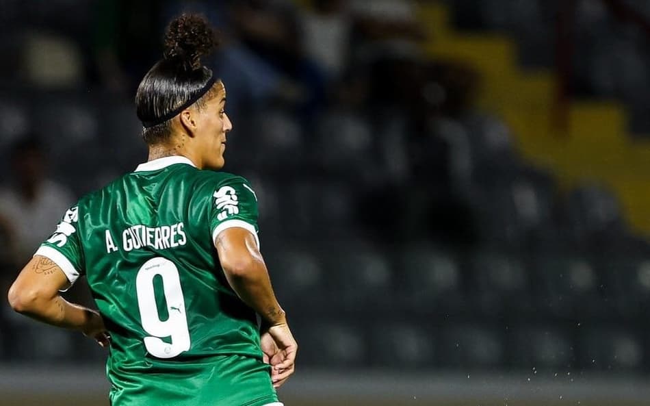 Amanda Gutierres fez três gols para o Palmeiras diante do Juventude.