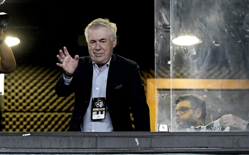 Carlo Ancelotti, novo técnico da Seleção Brasileira, antes da partida entre Botafogo e o Universidad de Chile no Nilton Santos