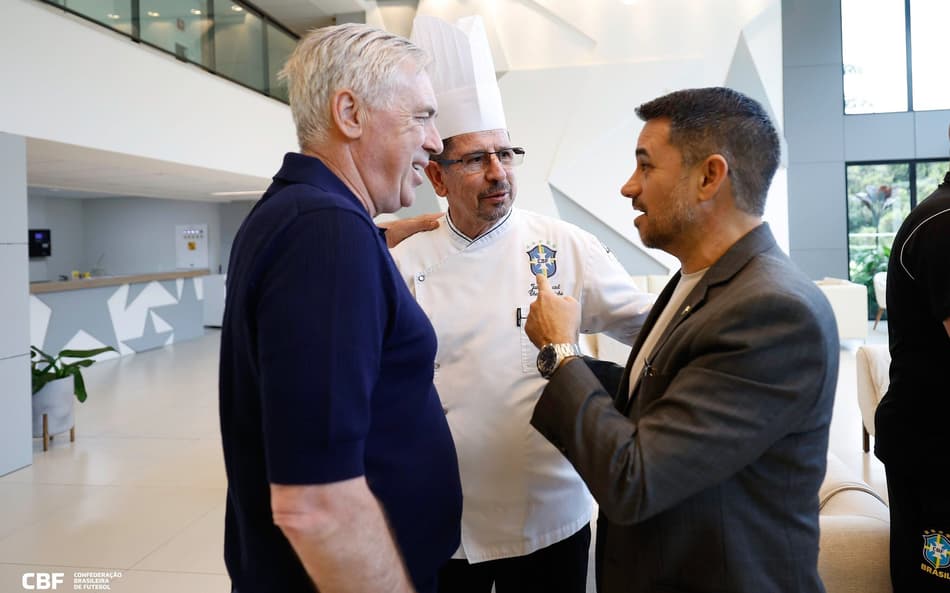 Carlo Ancelotti, o chef Jaime Maciel e Rodrigo Caetano na Granja Comary, em Teresópolis