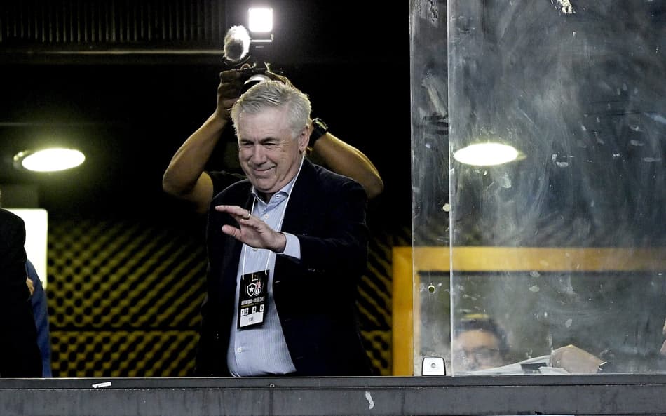Cena de Ancelotti em jogo do Botafogo na Libertadores viraliza: 'Surreal'