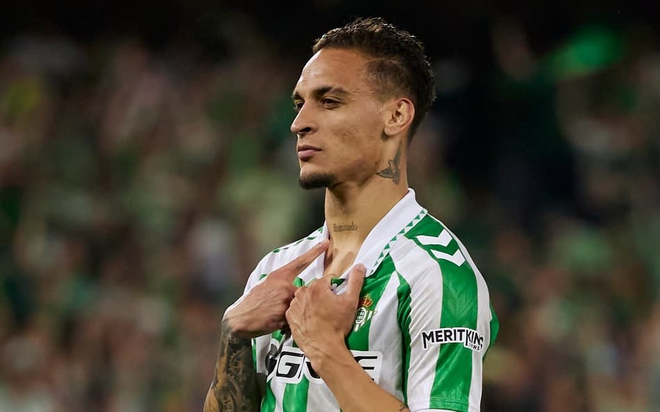 Antony comemorando gol pelo Real Bétis