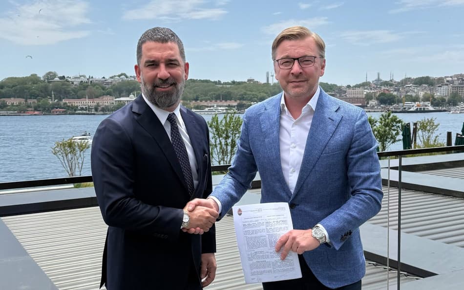 Arda Turan assinando contrato com o Shakhtar Donetsk