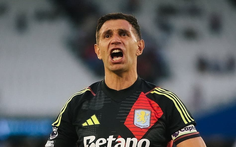 Dibu Martínez comemorando vitória do Aston Villa