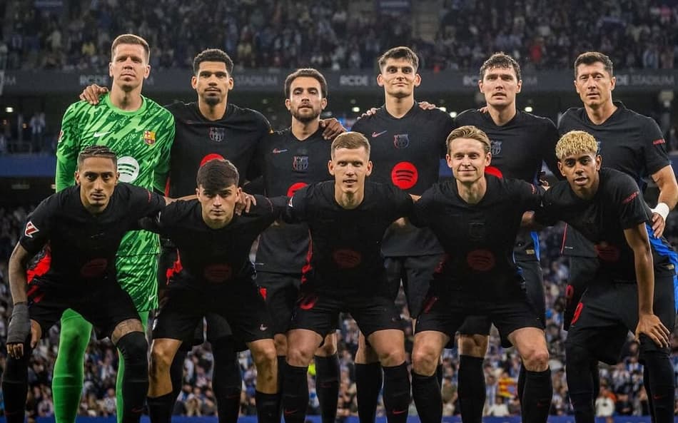 Jogadores do Barcelona contra o Espanyol, partida que marcou o título de La Liga