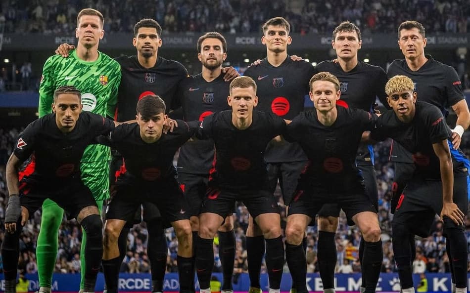 Jogadores do Barcelona contra o Espanyol, partida que marcou o título de La Liga