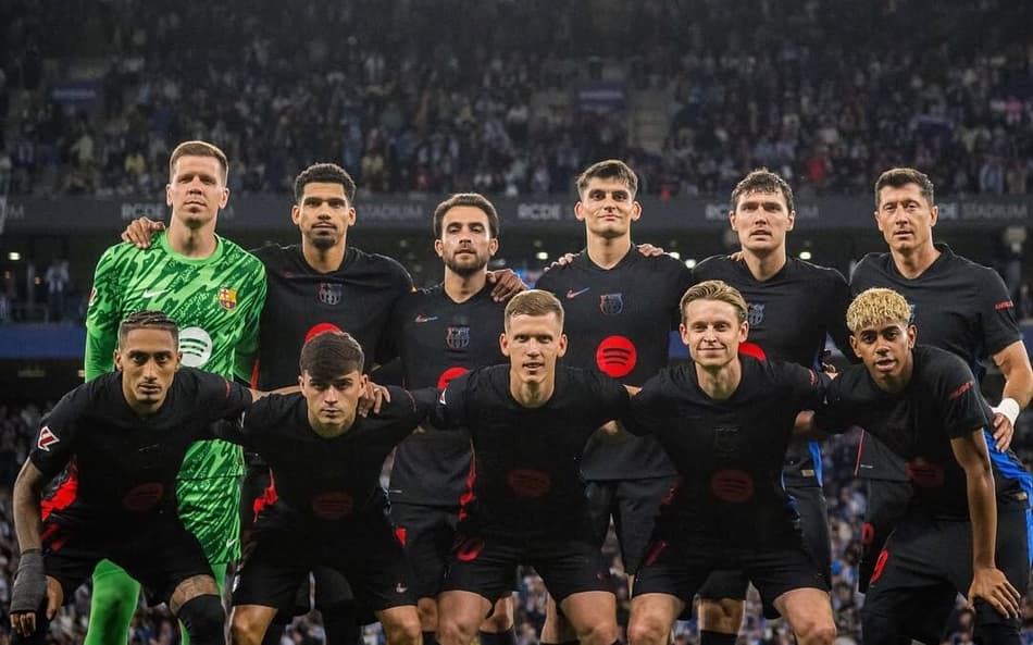 Jogadores do Barcelona contra o Espanyol, partida que marcou o título de La Liga