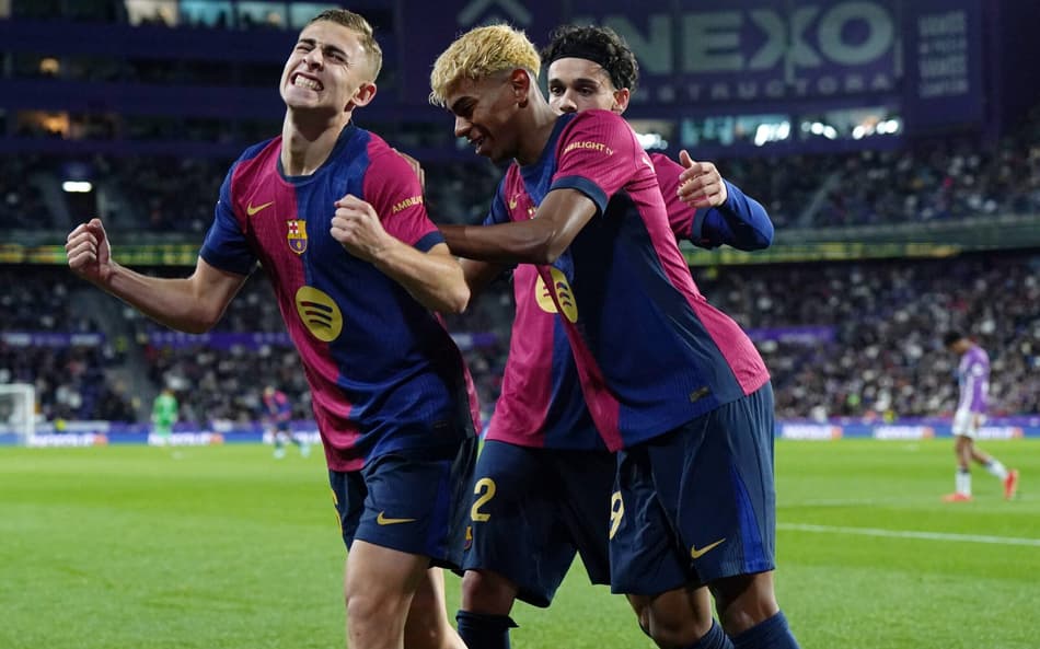 Fermín López comemora o gol dele junto com Lamine Yamal no jogo do Barcelona contra o Valladolid