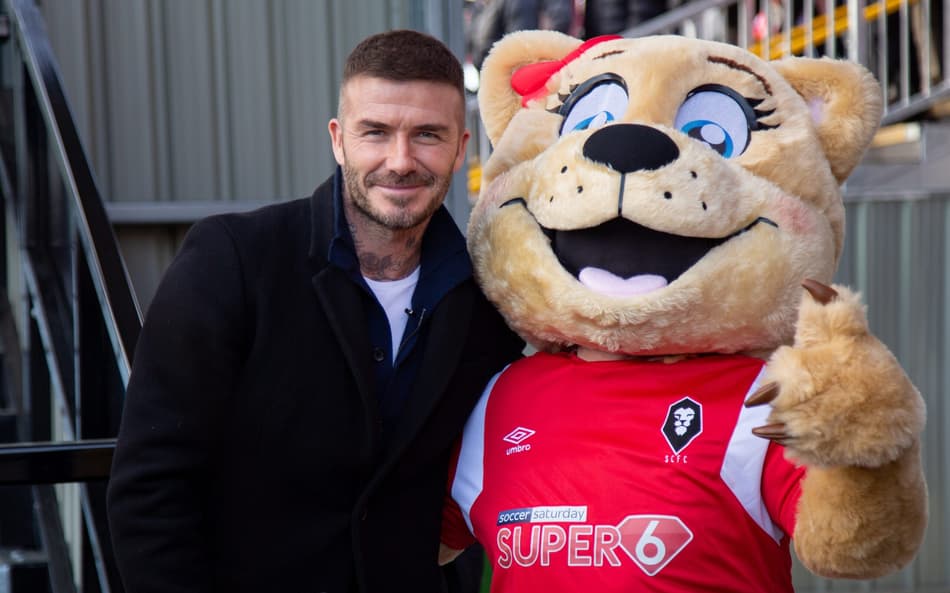 Beckham com o mascote do Salford City