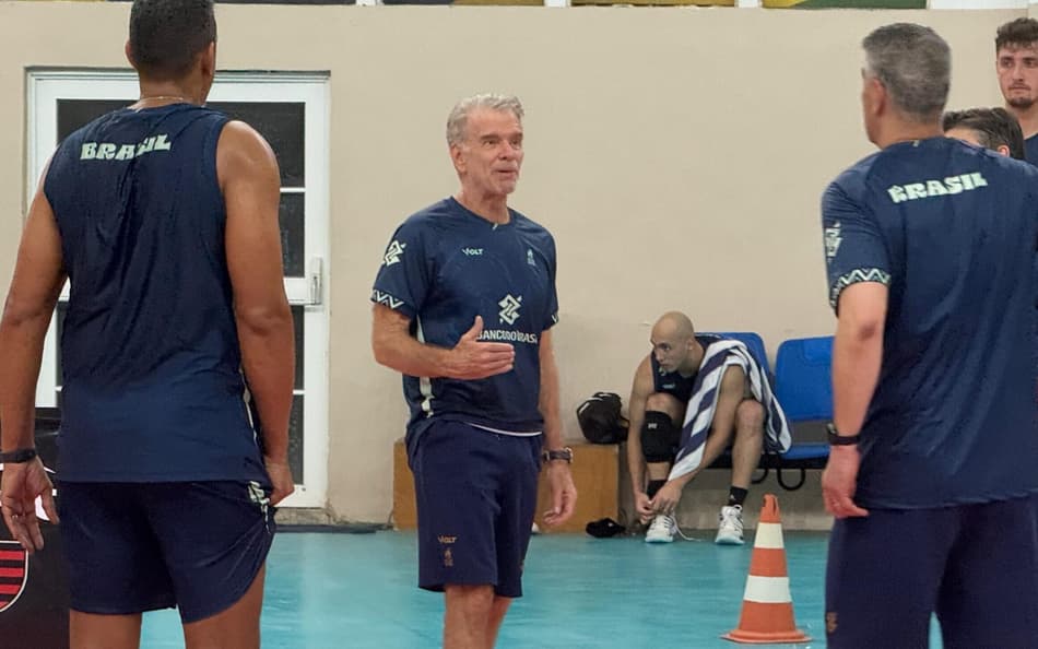 Técnico Bernardinho no treino da Seleção Brasileira masculina de vôlei (foto: Kauhan Fiaux / Lance!)