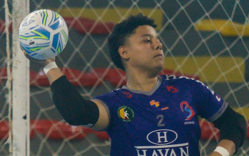 Bola de futsal é menor e pinga menos (Foto: Gabriel Machado/AGIF)