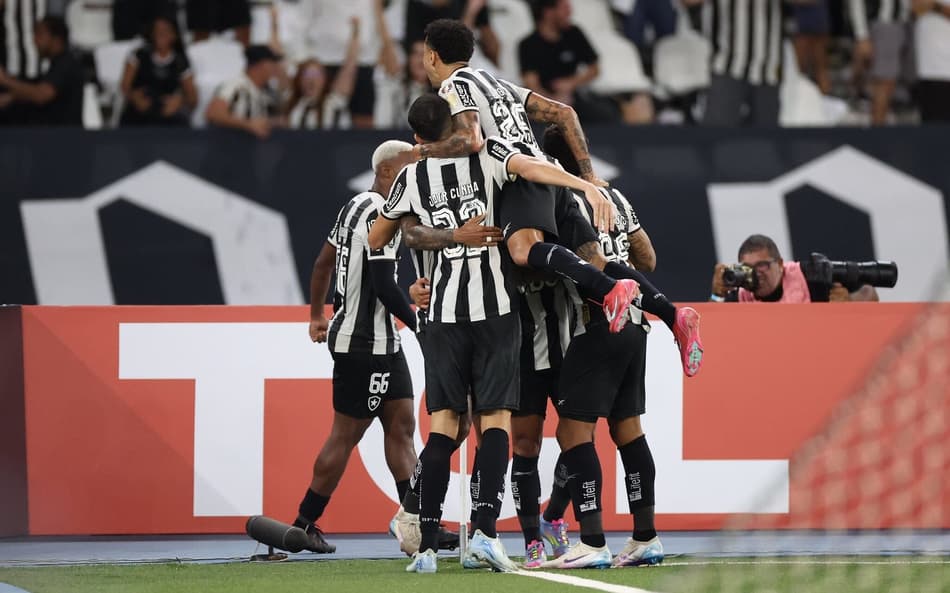 Jogadores do Botafogo comemoram primeiro gol sobre o Estudiantes