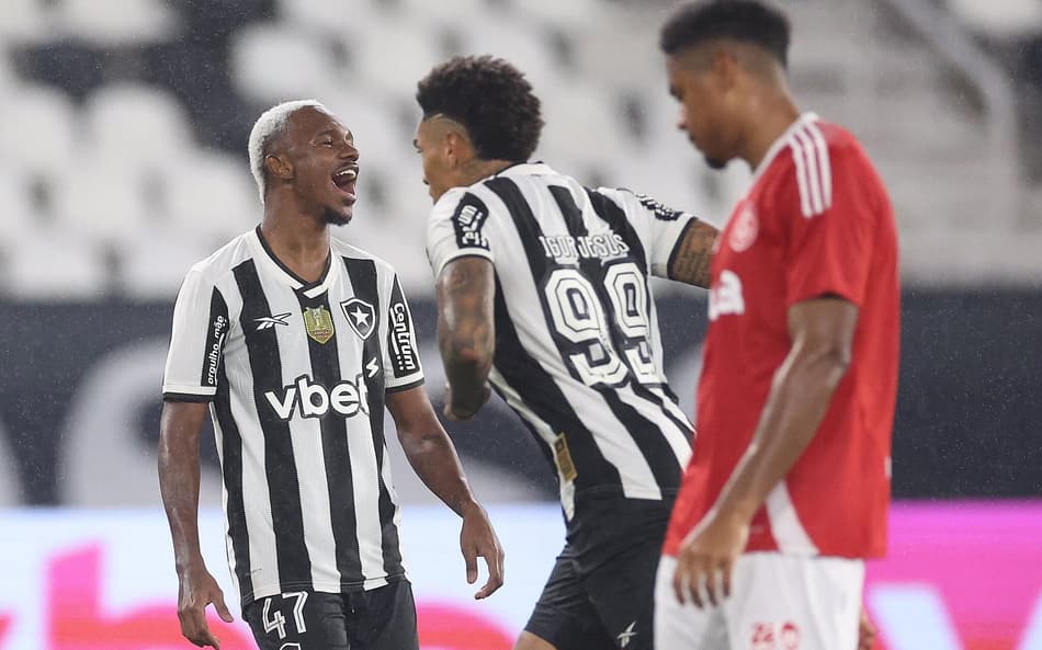 Igor Jesus comemora gol diante do Internacional