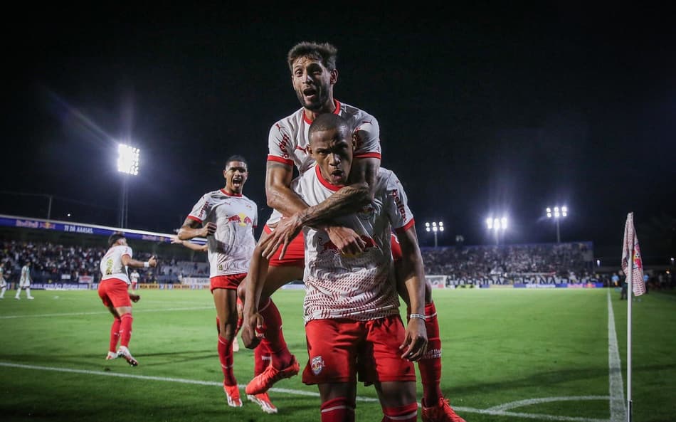 Juninho Capixaba e Jhon Jhon comemoram gol no jogo do Bragantino contra o Juventude