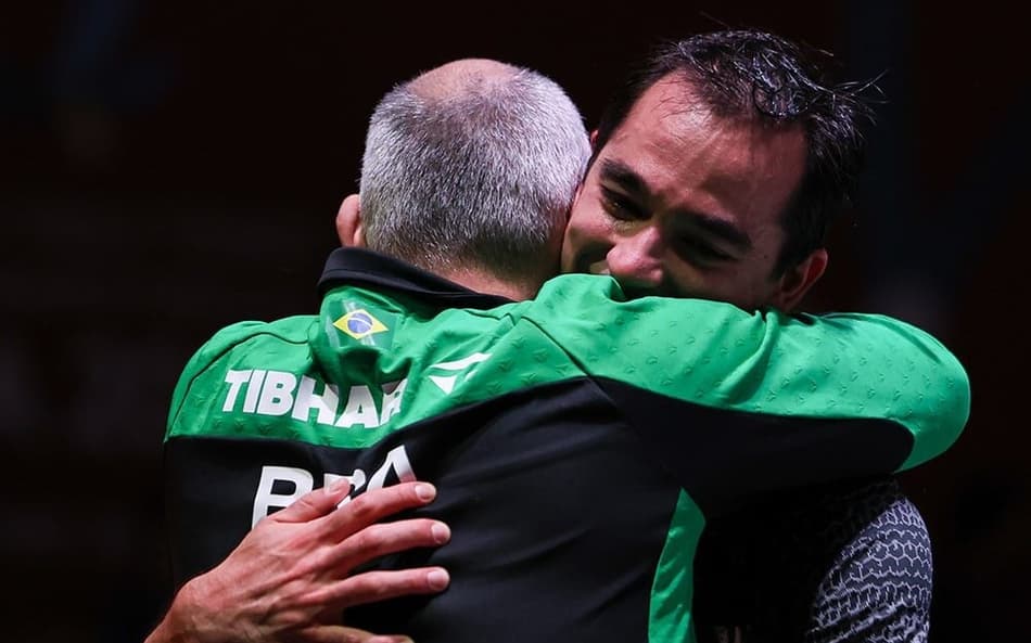 Hugo Calderano comemora com o técnico a vitória nas quartas de final