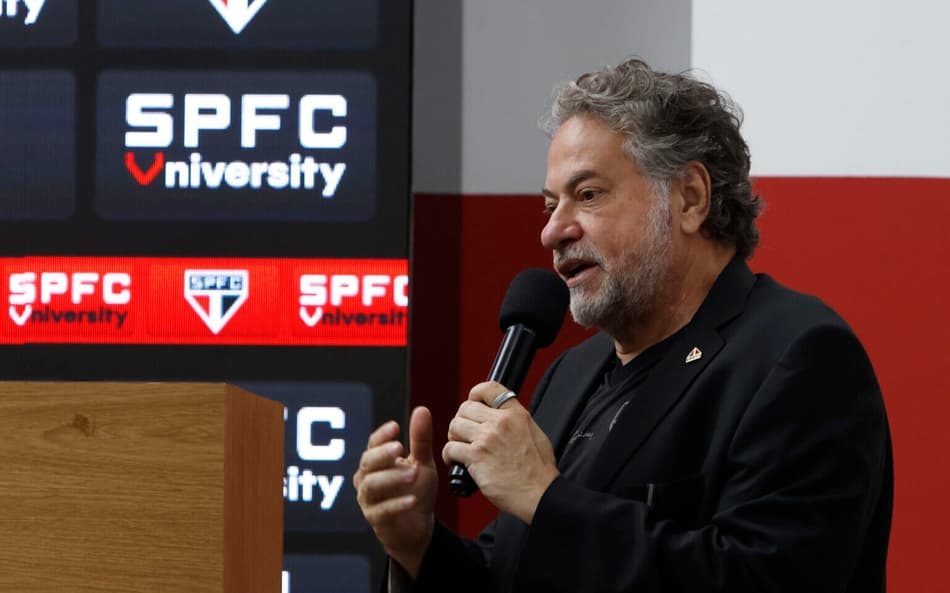 Presidente do São Paulo Julio Casares em coletiva no MorumBis