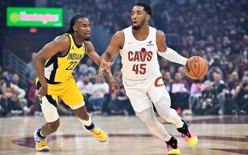 Aaron Nesmith, do Pacers, e Donovan Mitchell, do Cavaliers, em disputa nos playoffs da NBA (Foto: Jason Miller/Getty Images/AFP)