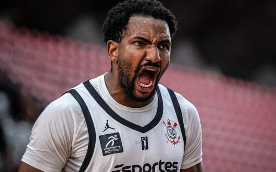 Victão comemorando em jogo do Corinthians pelos playoffs do NBB (Foto: Beto Miller/Corinthians)