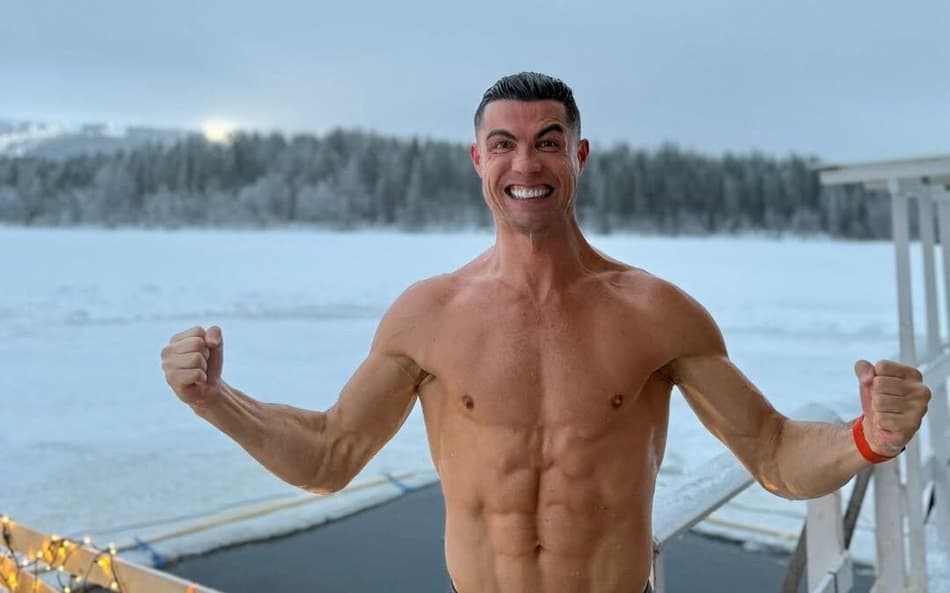 Cristiano Ronaldo demonstrando seu porte físico
