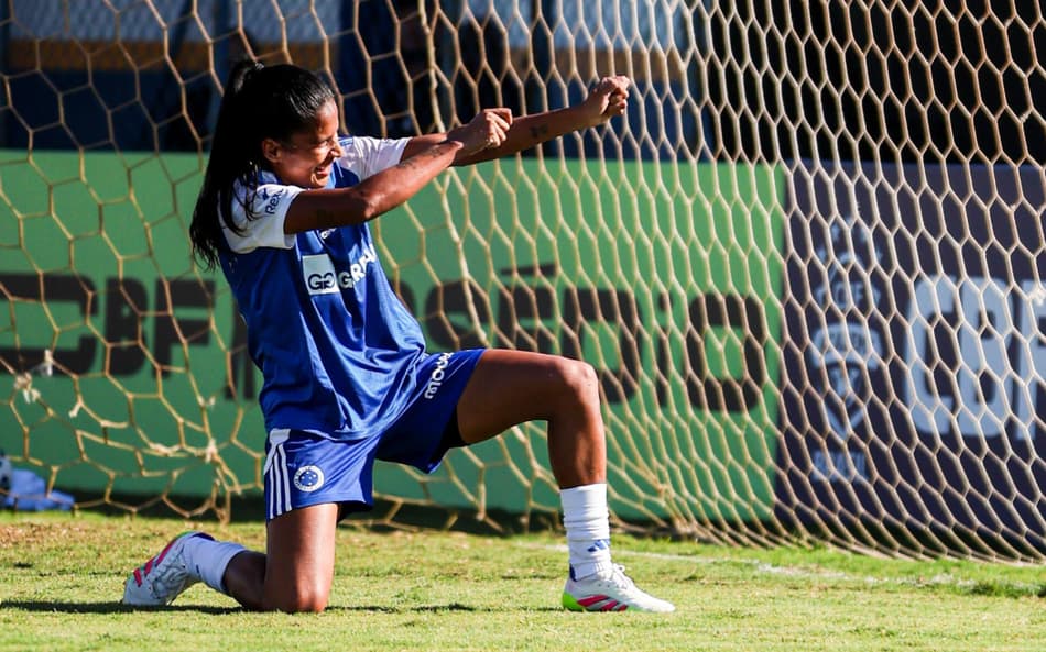 Marília comemora gol pelo Cruzeiro.