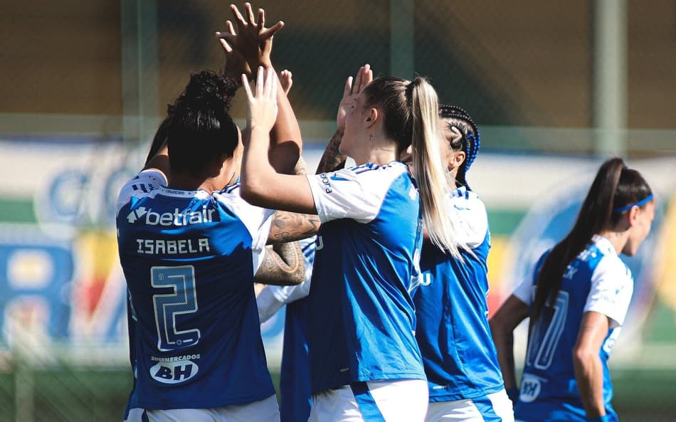 Cruzeirenses comemoram liderança no Brasileirão Feminino. (Foto: Gustavo Martins/ Cruzeiro)