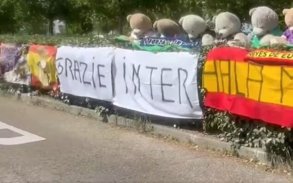 Faixas de provocação ao Barcelona no CT do Real Madrid