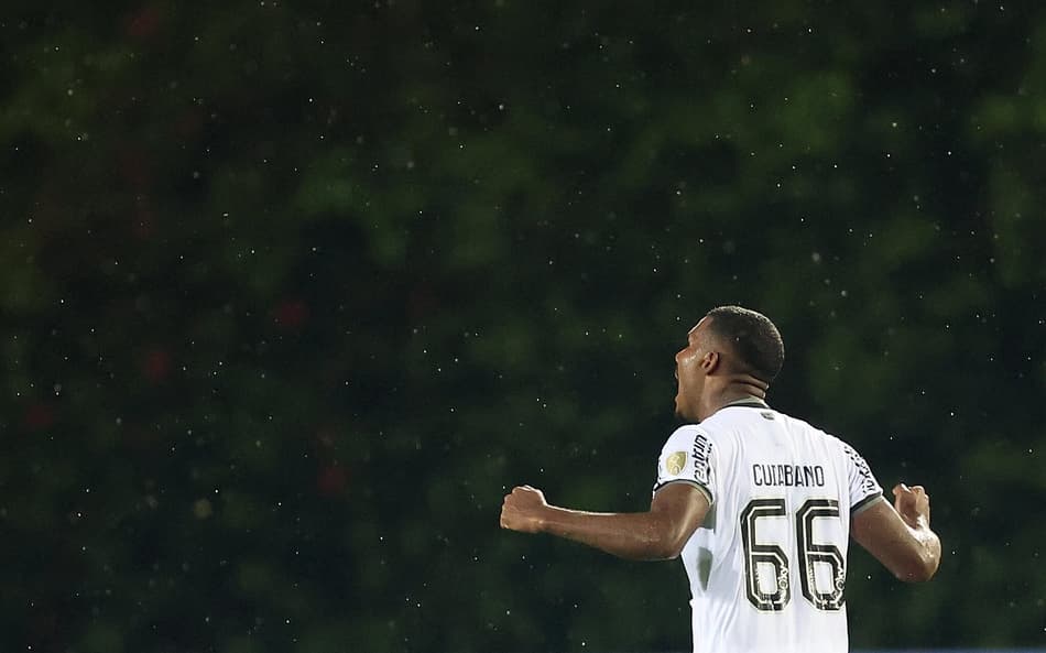 Cuiabano comemora gol do Botafogo diante do Carabobo