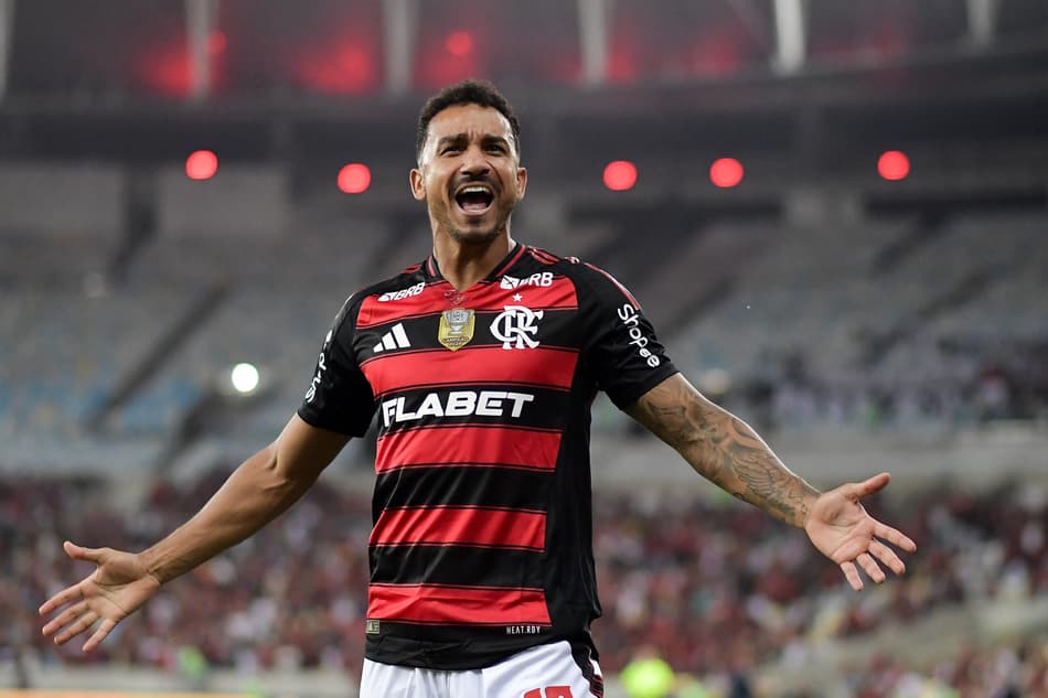 Danilo, do Flamengo, comemora seu gol contra o Botafogo-PB, no Maracanã, pela Copa do Brasil